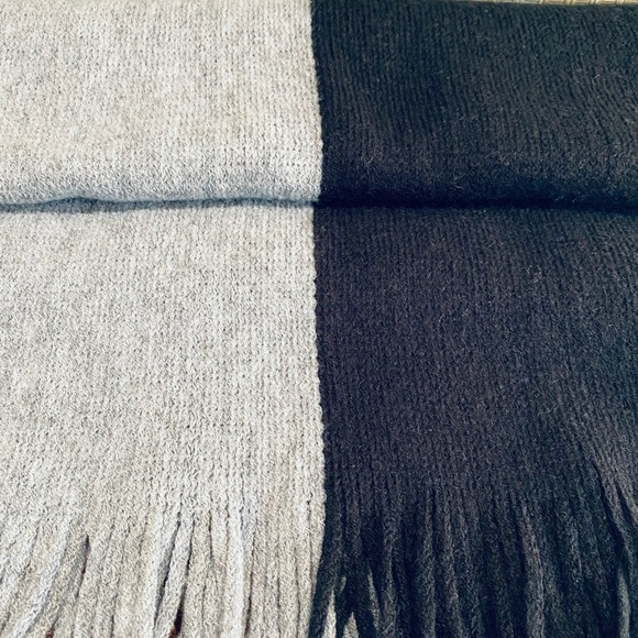 🌟HP🌟NWOT Black & Gray Color Block Scarf/Shawl/Wrap OSFM - Picture 9 of 11